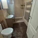 Δωμάτια σε οικογενειακή κατοικία Florentin Bai Comune Acces Bucatarie Cheap Private Shared Bathrooms Kittchen Laundry Machine Access Netflix