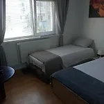 Florentin Hostel: Budget-friendly With Kitchen Access And Smart Tv