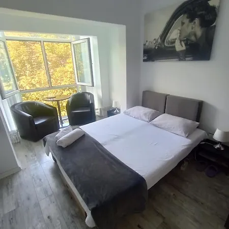 Florentin Hostel: Budget-friendly With Kitchen Access And Smart Tv Homestay *