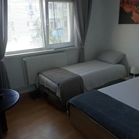 Florentin Hostel: Budget-friendly With Kitchen Access And Smart Tv